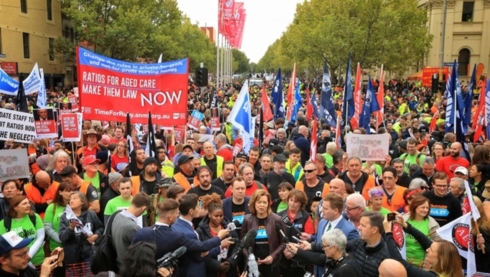 Hàng chục nghìn người xuống đường tuần hành đòi tăng lương ở Melbourne sáng 10/4. Ảnh: Daily Telegraph