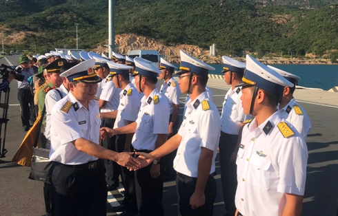 Đại tá Hoàng Quang Hà và các đại biểu tạm biệt các cán bộ, chiến sĩ trước lúc lên tàu ra Trường Sa.