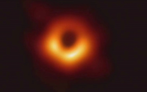 Hố đen được chụp có đường kính 40 tỷ km, to hơn Trái Đất ba triệu lần và nằm cách chúng ta tới 55 triệu năm ánh sáng.