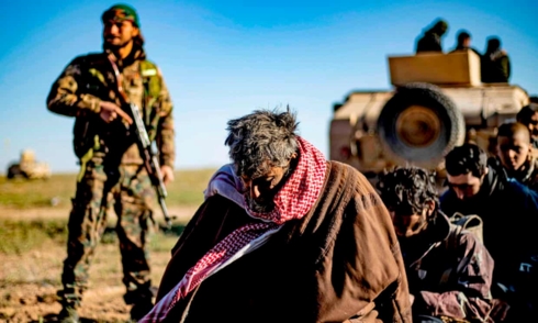 <p>Những tù nhân bị nghi là chiến binh Nhà nước Hồi giáo IS đang chờ đợi để được trở về quê hương. Ảnh: Delil Souleiman / AFP / Getty Images</p>