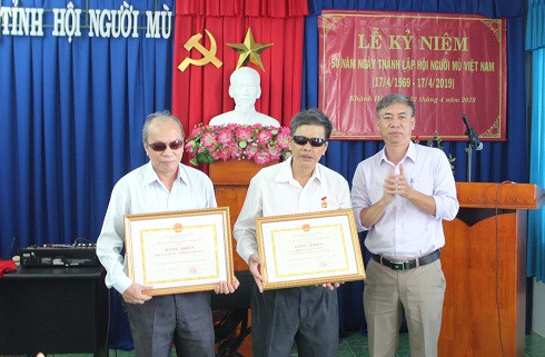 Các tập thể, cá nhân nhận bằng khen của UBND tỉnh Khánh Hòa.