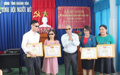 Những tập thể, cá nhân được Trung ương Hội Người mù Việt Nam tặng bằng khen.