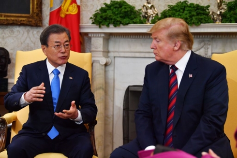 Tổng thống Hàn Quốc Moon Jae-in và Tổng thống Mỹ Donald Trump. Ảnh: AP.