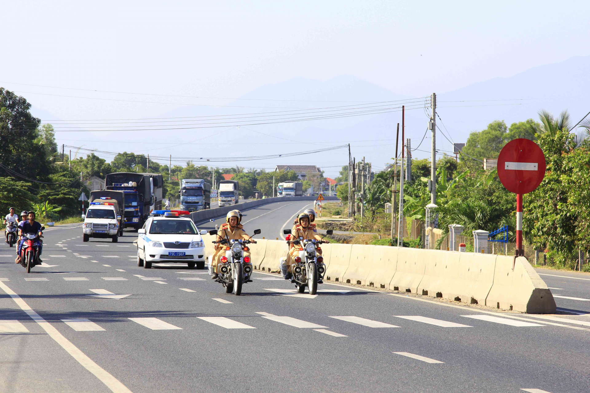 Lực lượng cảnh sát giao thông Trạm tuần tra kiểm soát giao thông Ninh Hòa tuần tra bảo đảm an toàn giao thông trên Quốc lộ 1.
