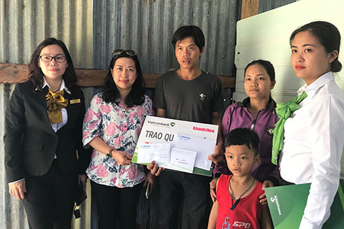 VIDEO: Trao hơn 88 triệu đồng cho nhân vật trong bài viết "Bé 6 tuổi mắc bệnh hiểm nghèo"