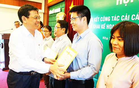 Ông Nguyễn Sỹ Khánh - Phó Chủ tịch UBND TP. Nha Trang  trao giấy khen cho tập thể. 