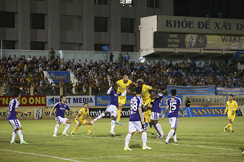 Các cầu thủ Sanna Khánh Hòa trong trận đấu với Hà Nội vòng 5 V.League 2019.