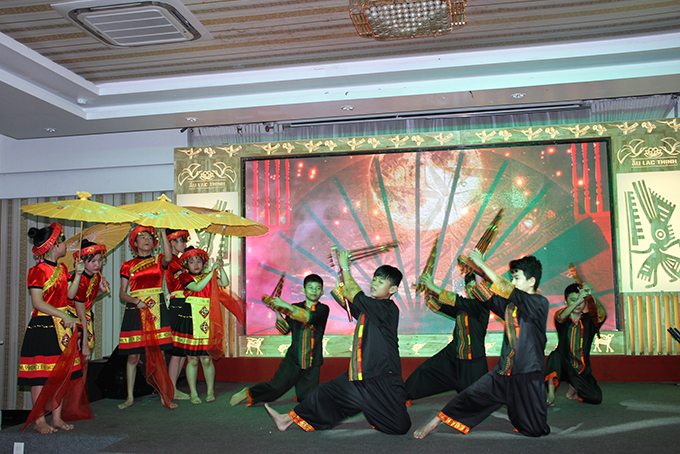 Tiết mục múa Đi học xa do các thí sinh đến từ Trung tâm Phục hội chức năng - Giáo dục trẻ em khuyết tật Khánh Hòa biểu diễn.