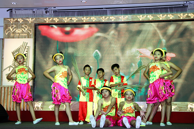 Các em nhỏ đến từ Trung tâm Bảo trợ xã hội và Công tác xã hội thị xã Ninh Hòa với tiết mục múa Hương đồng quê.