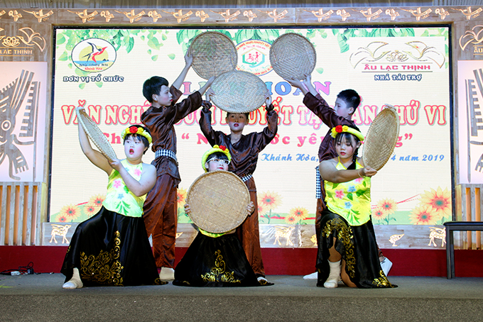 Tiết mục múa Bức họa đồng quê do các em nhỏ Trung tâm bảo trợ xã hội tỉnh Khánh Hòa biểu diễn.