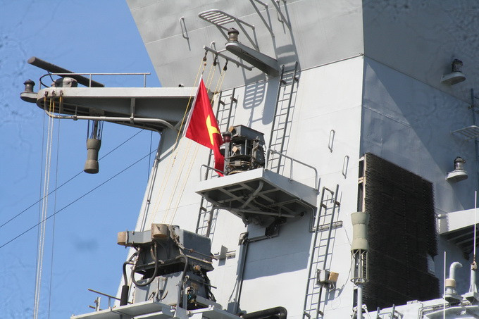 <p>Cờ Việt Nam được treo trên tàu khu trục của Hải quân Ấn Độ.</p>