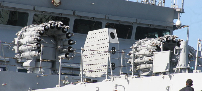 <p>Nhiều loại pháo, tên lửa được lắp đặt trên tàu khu trục Ins Kolkata.</p>