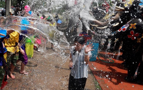 Người dân tham gia lễ hội Songkran ở Ayutthaya của Thái Lan. Ảnh: Reuters
