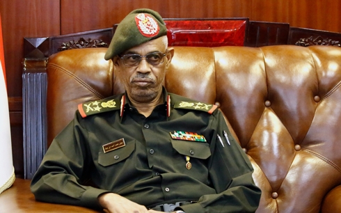 Bộ trưởng Quốc phòng Sudan Ahmed Awad Ibn Auf tuyên bố từ chức người đứng đầu Hội đồng quân sự chuyển tiếp. Ảnh: Al Jazeera
