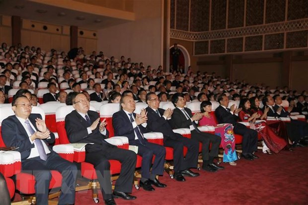 Các vị lãnh đạo cấp cao Triều Tiên dự buổi biểu diễn. (Ảnh: Phương Hoa/TTXVN)