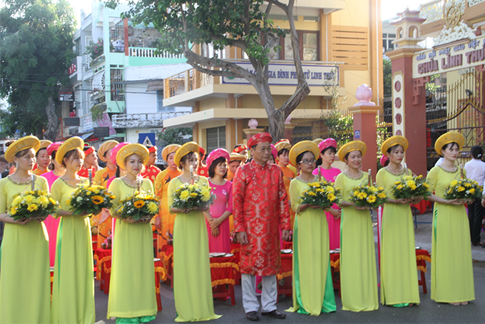 Nguyen Dac Tai and ceremonial team 