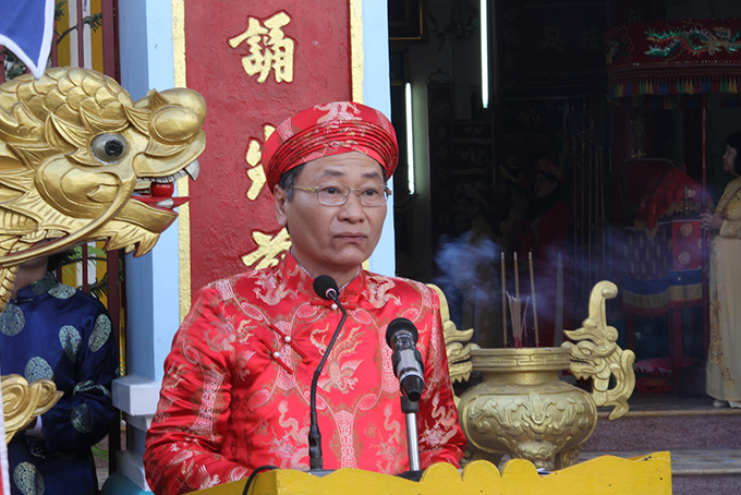 Nguyen Dac Tai delivering eulogy to Hungs Kings