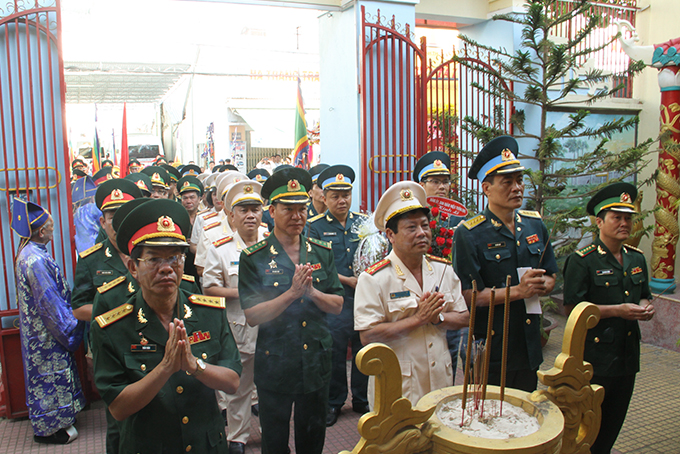 Representatives of Khanh Hoa provincial armed forces.