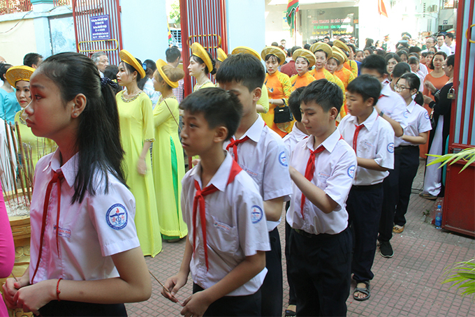 Pupils offering incense in tribute to the Kings