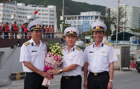 <p>Lãnh đạo Học viện Hải quân tặng hoa cho đoàn công tác.</p>