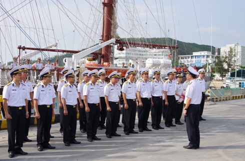 <p>Đại tá Nguyễn Đức Nam trao đổi với các thành viên trong đoàn trước lúc lên tàu.</p>