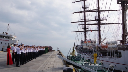 <p>Cán bộ, học viên tiễn tàu buồm 286 - Lê Quý Đôn rời cảng lên đường làm nhiệm vụ.</p>