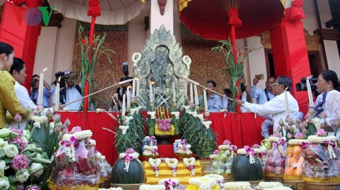 Đại diện chính quyền thủ đô Phnom Penh thắp hương vào thời khắc giao thừa.