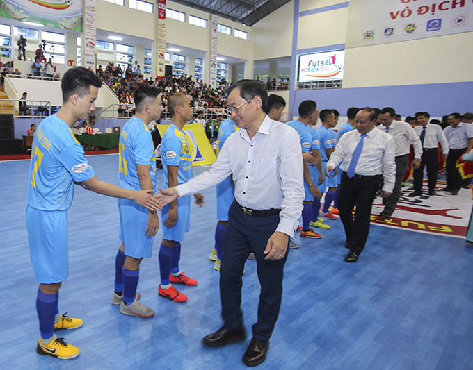Đồng chí Nguyễn Đắc Tài, Phó Chủ tịch UBND tỉnh Khánh Hòa xuống động viên các cầu thủ dự giải.