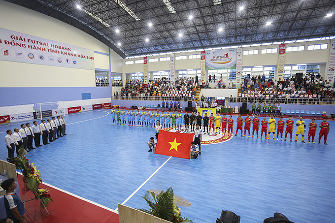 <p>Hai đội Sanvinest Sanna Khánh Hòa và Savinest Sanatech Khánh Hòa thực hiện nghi thức chào cờ trước trận đấu.</p>