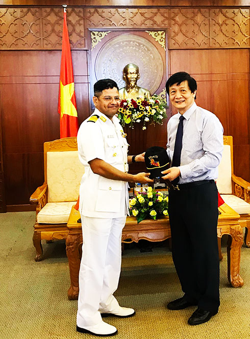 Đồng chí Trần Sơn Hải nhận quà lưu niệm  từ chỉ huy tàu Ins Kolkata.