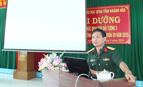 <p>Đại tá Bùi Xuân Gia - Phó Chủ nhiệm Chính trị Bộ Chỉ huy Quân sự tỉnh giảng bài tại lớp bồi dưỡng.</p>