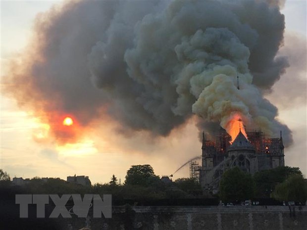 Lửa khói bao trùm nóc Nhà thờ Đức Bà ở Paris, Pháp ngày 15/4/2019. (Nguồn: AFP/TTXVN)