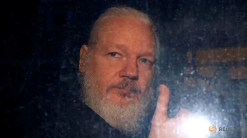 Nhà sáng lập trang Wikileaks Julian Assange bị bắt tại London ngày 11/4. Ảnh: Reuters