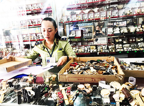 Lực lượng quản lý thị trường tỉnh phát hiện  và tạm giữ đồng hồ có dấu hiệu làm nhái các thương hiệu nổi tiếng tại một cửa hàng kinh doanh đồng hồ ở Nha Trang