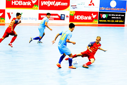 Các cầu thủ Sanvinest Sanatech Khánh Hòa (bên phải)  trong trận đấu đầu tiên lượt đi. 