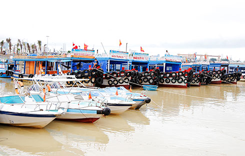 Tàu cá neo đậu trên sông Tắc, xã Phước Đồng, TP. Nha Trang.