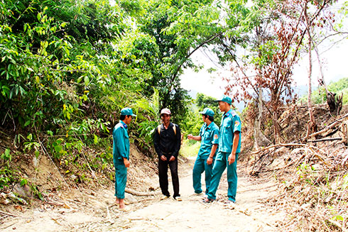 Lực lượng bảo vệ rừng chuyên trách của Công ty TNHH một thành viên Lâm sản Khánh Hòa tuyên truyền phòng cháy, chữa cháy rừng đến người dân.