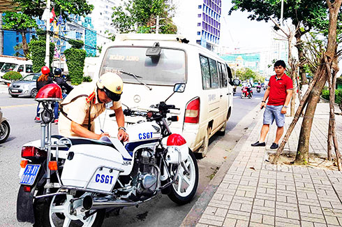 Cảnh sát giao thông Công an TP. Nha Trang xử phạt xe dừng, đỗ sai quy định.