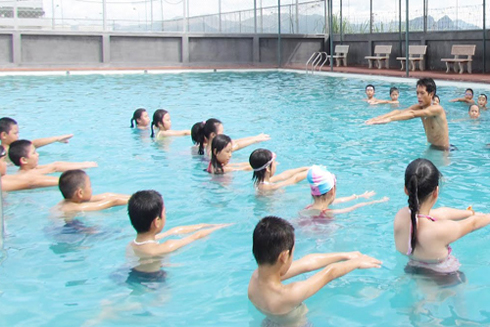 Học sinh học bơi vào mùa hè. 