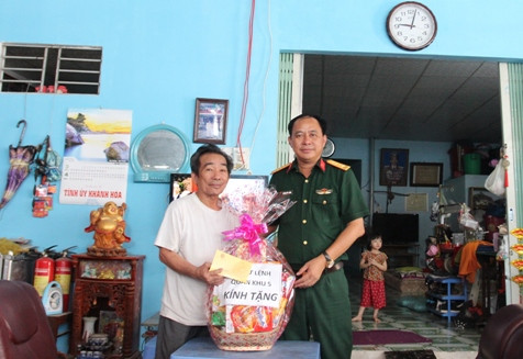 <p>Đại tá Phạm Hồng Quang trao quà cho Anh hùng Lực lượng vũ trang nhân dân Nguyễn Đức Quân.</p>