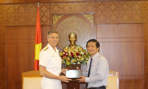<p>Đô đốc Philip S. Davidson tặng quà lưu niệm cho tỉnh Khánh Hòa.</p>
