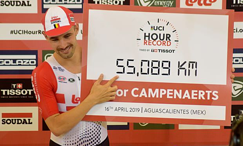 Campenaerts bên cạnh bảng thành tích kỷ lục được Liên đoàn đua xe đạp thế giới (UCI) công nhận. Ảnh: Reuters.