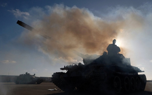 Các thành viên lực lượng LNA sẵn sàng cho chiến dịch tiến về Tripoli từ Benghazi ngày 13/4. Ảnh: AP