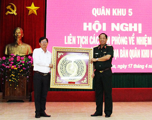 <p>Trung tướng Trần Quang Phương trao quà lưu niệm cho Tỉnh ủy.</p>