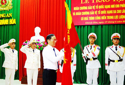 Đồng chí Nguyễn Đắc Tài trao Huân chương cho Phòng Cảnh sát điều tra tội phạm về ma túy.