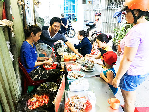 Vào hẻm ăn quà vặt