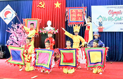 Đội Ninh Hòa 1 với tiết mục đặc sắc tái hiện hình ảnh  anh hùng nhỏ tuổi Trần Quốc Toản. 