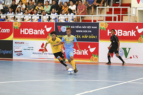 Cầu thủ Sanvinest Sanna Khánh Hòa (áo xanh) trong trận đấu giải năm nay.