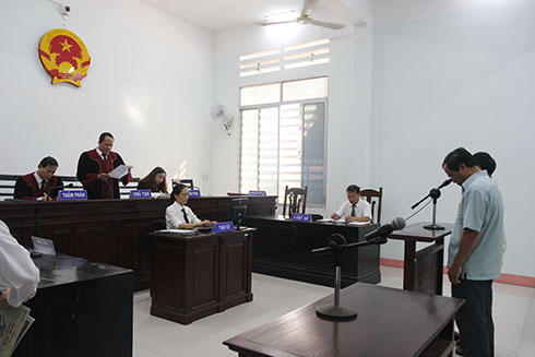 Làm giả giấy tờ cho người muốn xuất cảnh