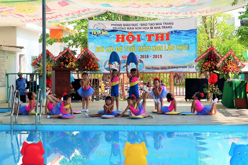 Trường Mầm non Họa Mi Nha Trang: Sôi nổi hội thi bơi lội cho trẻ mẫu giáo